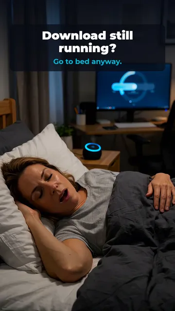 Une femme dort pendant qu'un téléchargement se termine sur son PC